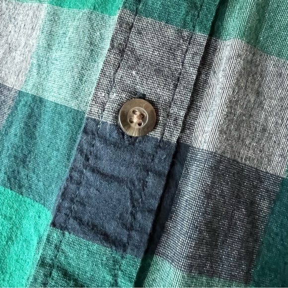 Hollister Plaid Poplin Long Sleeve Button Down Shirt - Picture 9 of 14